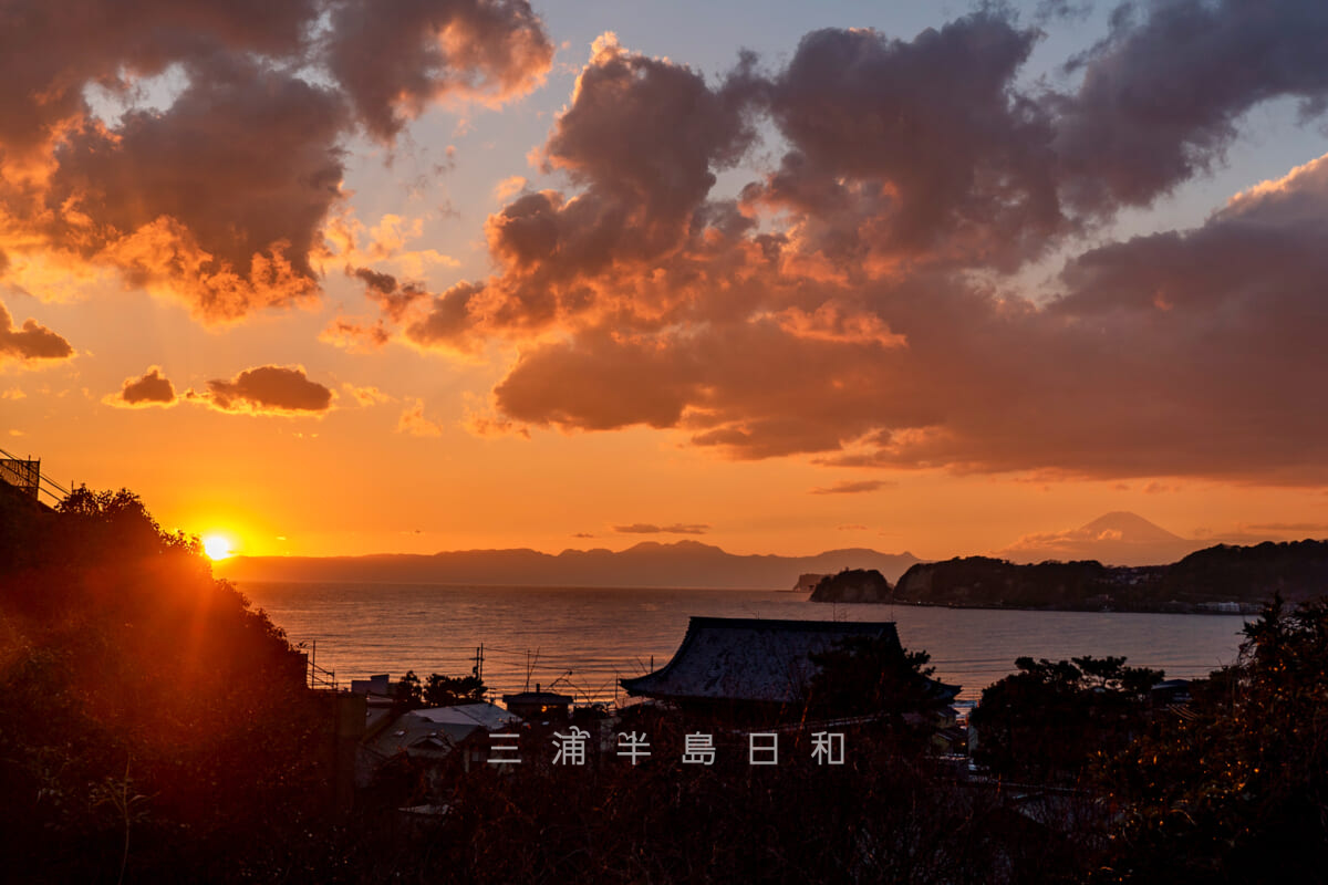 光明寺・裏山から見た夕日（撮影日：2024.01.23）