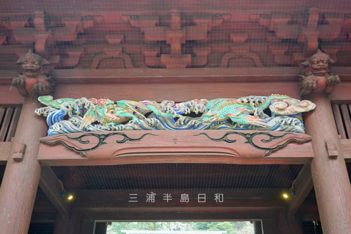 妙本寺・二天門の極彩色の彫刻（撮影日：2022.01.23）