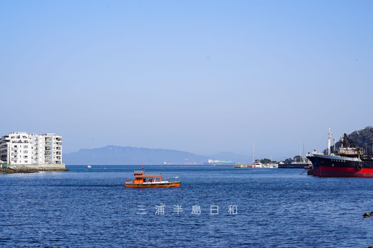 浦賀の渡し・浦賀湾を横断する愛宕丸（撮影日：2022.04.10）