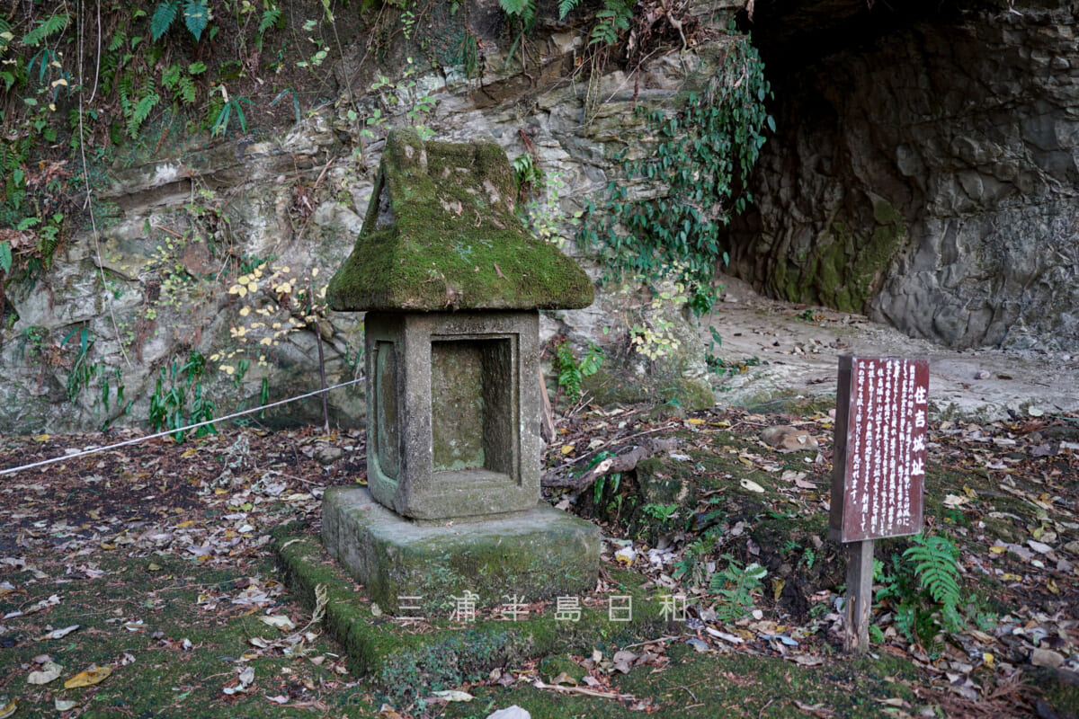 住吉神社（小坪）・社殿に並び建つ石祠（撮影日：2024.01.23）