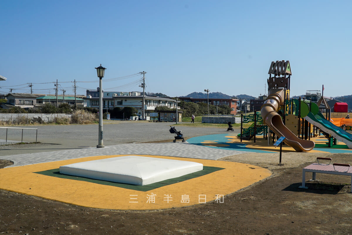 鎌倉海浜公園由比ガ浜地区・インクルーシブ遊具広場（ジャンプ遊具）（撮影日：2024.03.04）