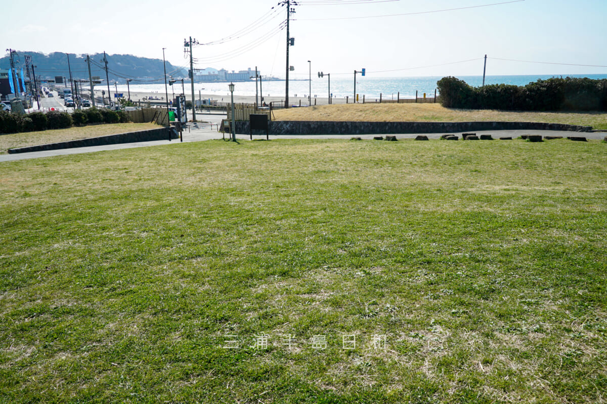 鎌倉海浜公園由比ガ浜地区・築山頂上より材木座海岸方面を望む（撮影日：2024.03.04）