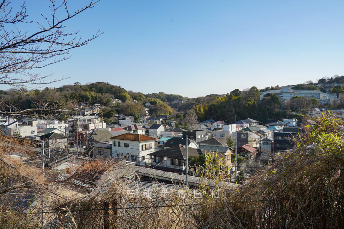 八雲神社（山ノ内）・境内より北鎌倉駅方面を見下ろす（撮影日：2024.03.18）