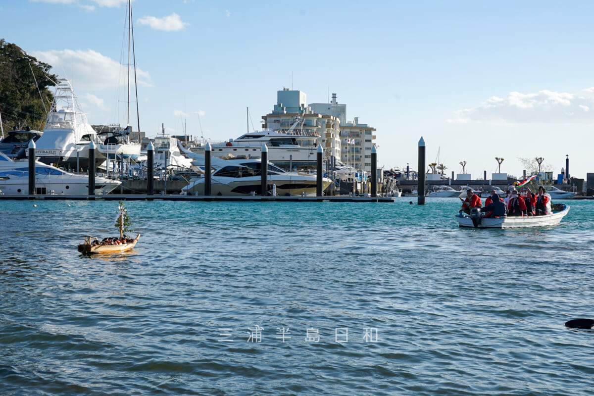 淡島神社祭礼・ボートに曳航される流し雛の舟（撮影日：2024.03.03）