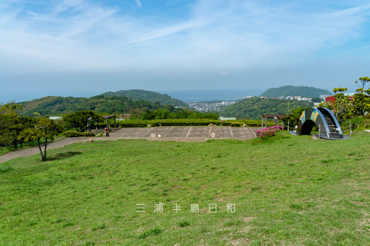 湘南国際村グリーンパーク・芝生の丘を上から見下ろす（撮影日：2024.04.26）