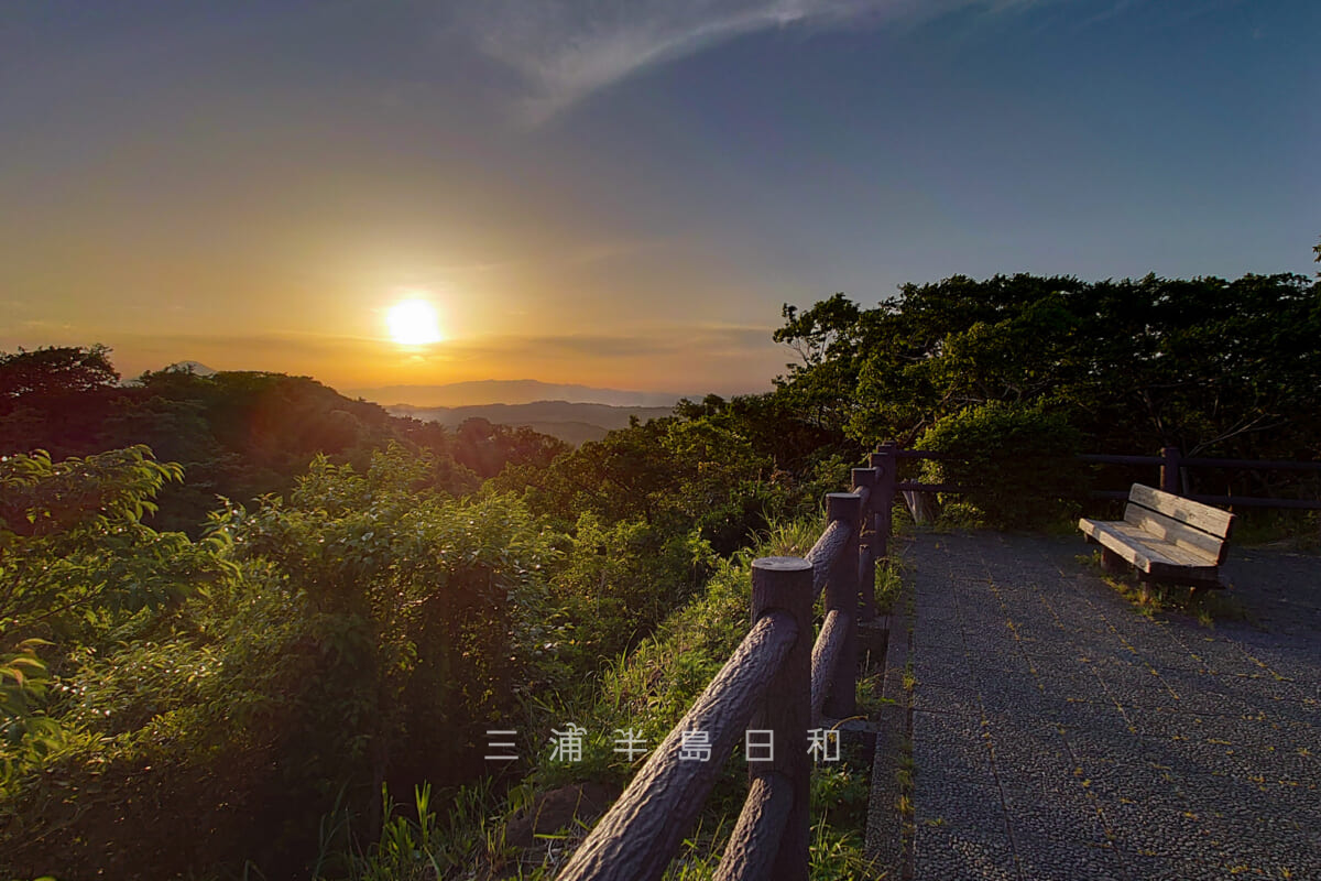 浄明寺緑地・水道山展望台（展望広場）から見た初夏の夕日（撮影日：2024.05.10）