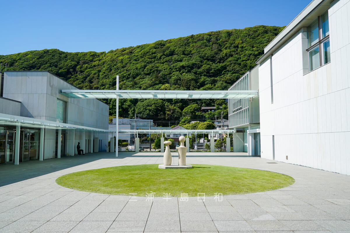 神奈川県立近代美術館-葉山館・中庭より大峰山方面を望む（撮影日：2024.05.17）
