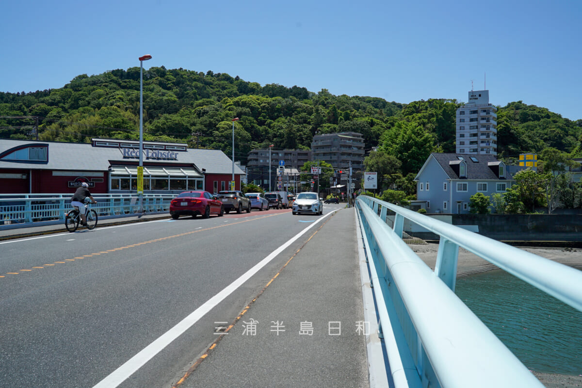 渚橋・逗子海岸側より渚橋交差点方面を望む（撮影日：2024.05.10）