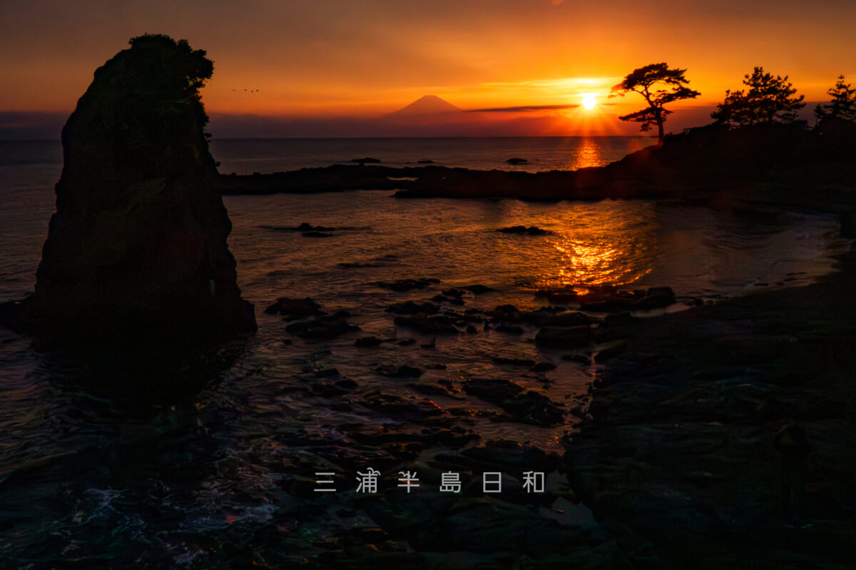 秋谷の立石の夕日（撮影日：2022.05.06）