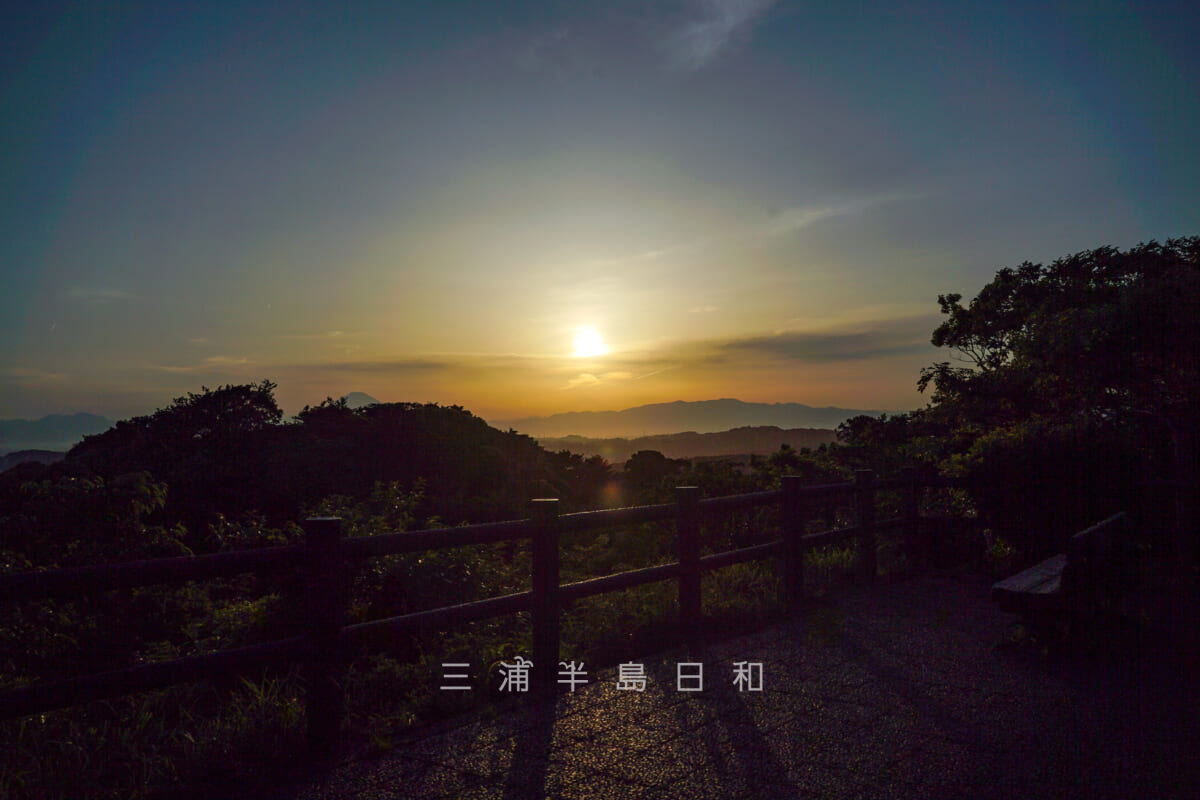 浄明寺緑地・水道山展望台（展望広場）から見た夕日（撮影日：2024.05.10）
