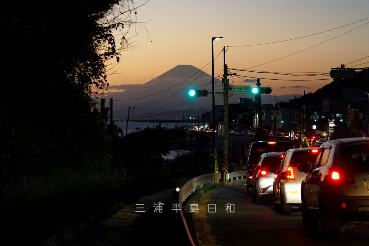 稲村ヶ崎の切通から見た夕暮れの富士山（撮影日：2023.12.08）