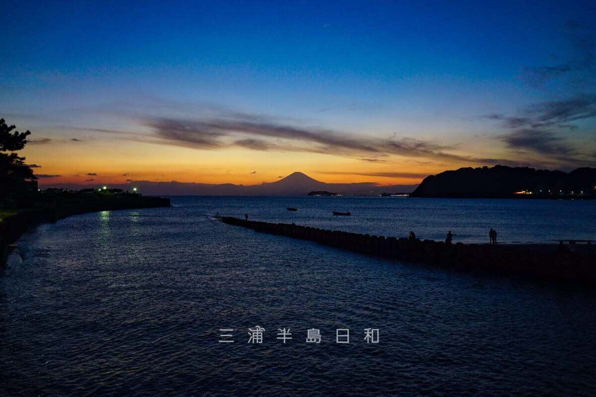 渚橋より夕暮れの富士山を望む（撮影日：2021.09.27）