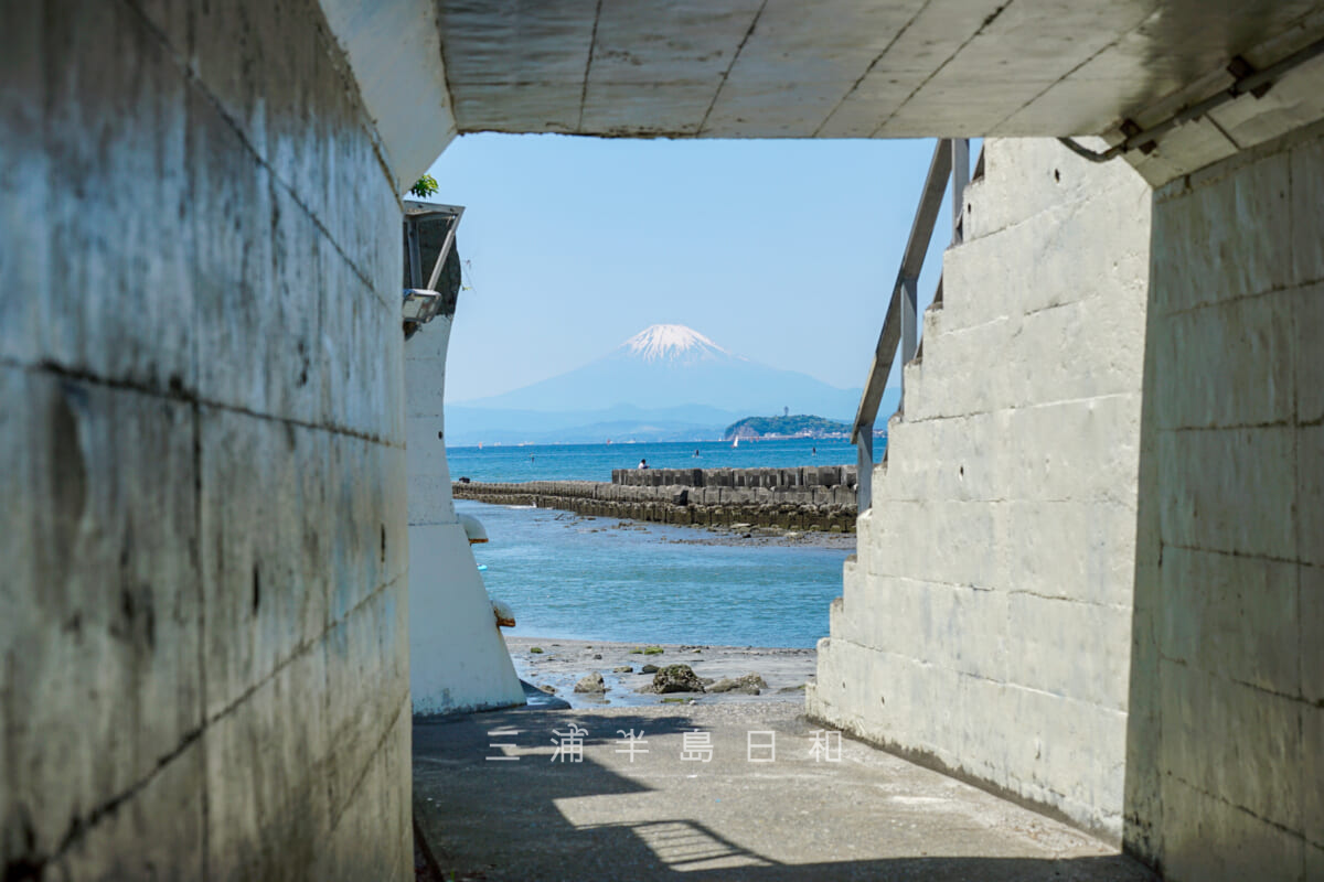 渚橋下の地下通路より富士山と江の島を望む（撮影日：2024.05.10）