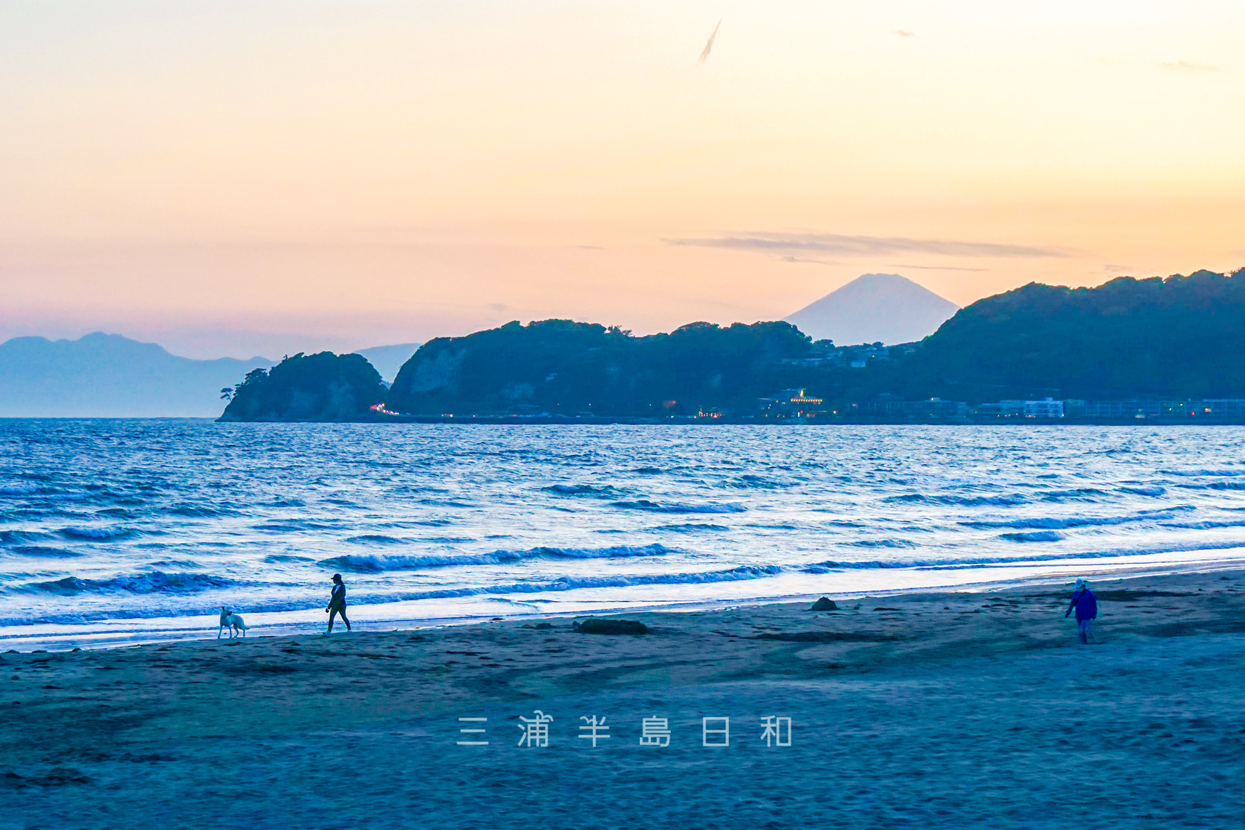 材木座海岸・豆腐川橋より望む夕暮れの富士山（撮影日：2024.05.05）