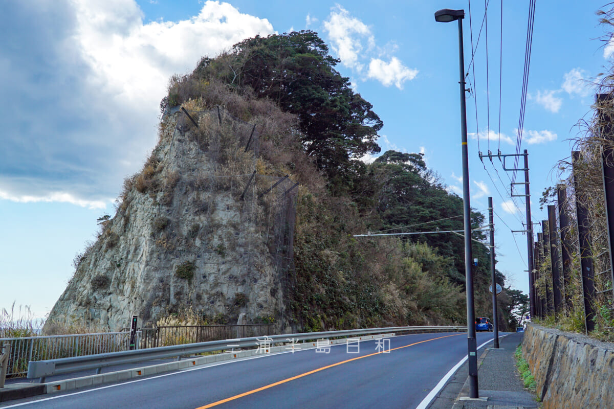 稲村ヶ崎の切通を坂ノ下側から望む（撮影日：2021.01.29）