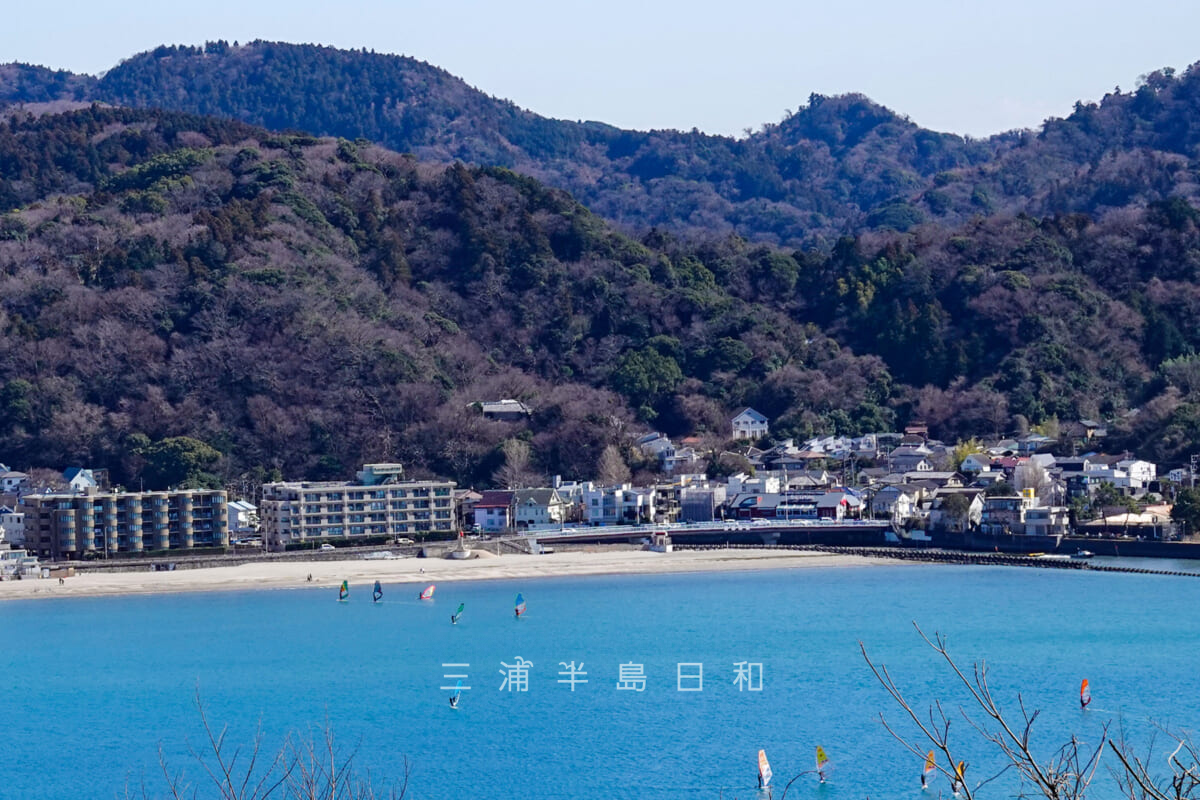 渚橋・大崎公園より逗子海岸東浜を望む（撮影日：2023.02.21）