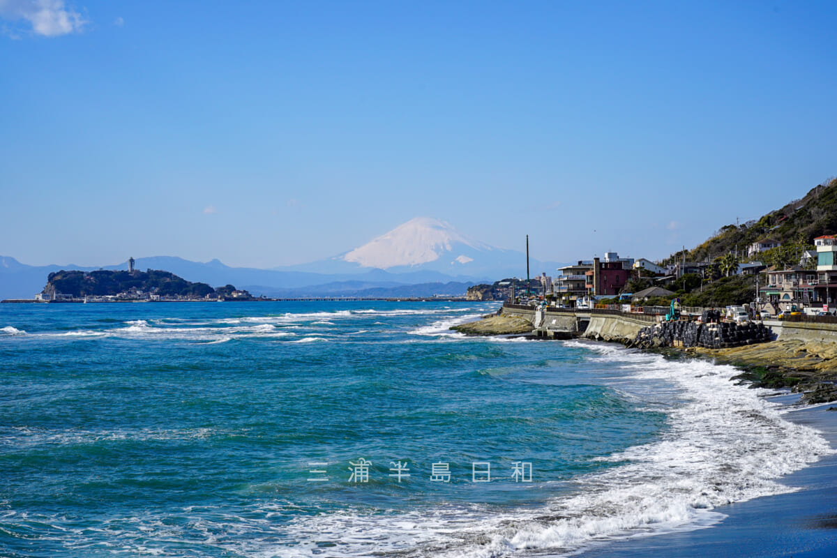 稲村ヶ崎・稲村ケ崎公園より富士山と江の島を望む（撮影日：2021.01.29）