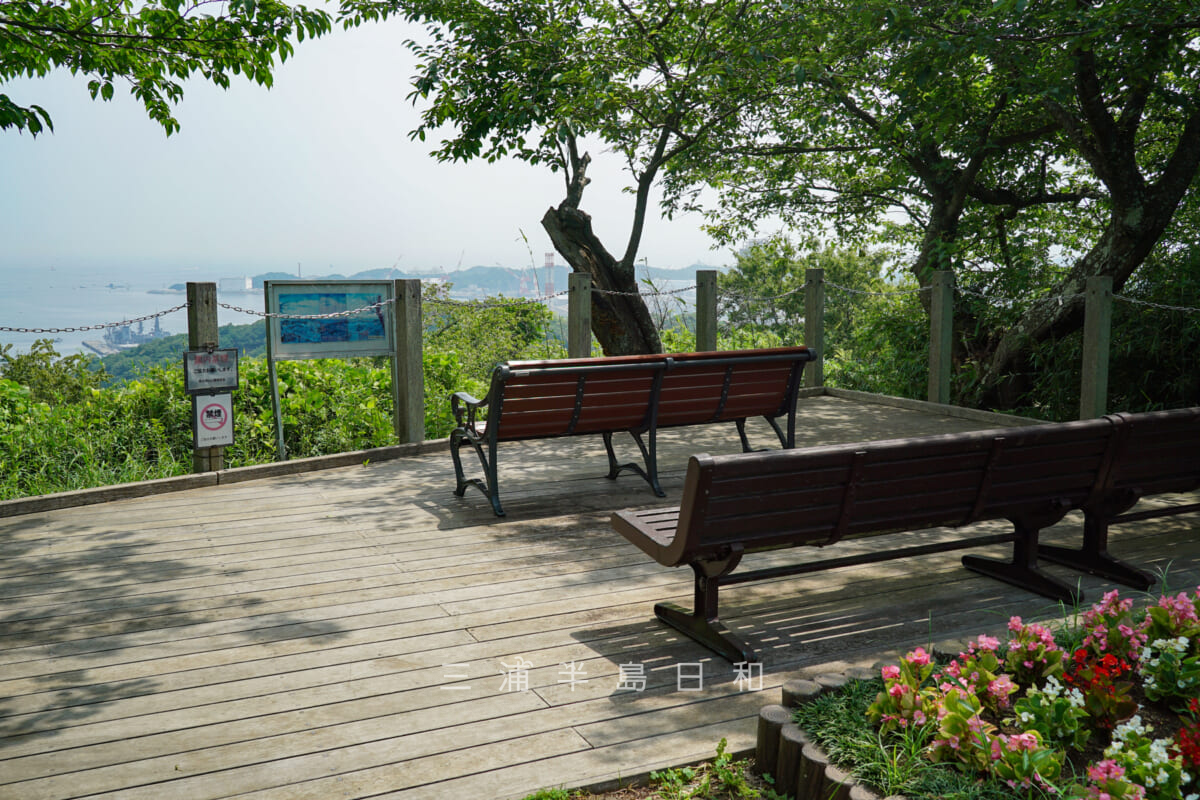 県立塚山公園・ベンチが多めな港の見える丘展望台（撮影日：2024.06.26）