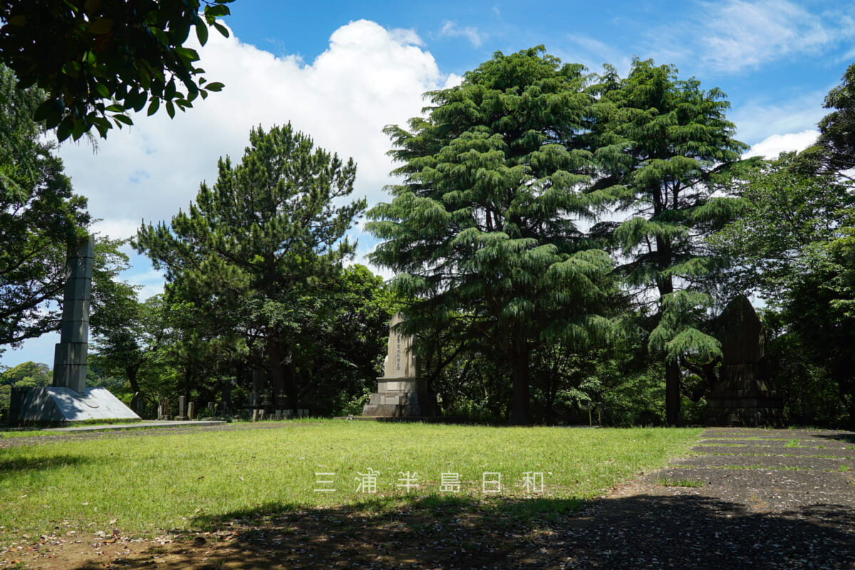 馬門山海軍墓地・軍艦「河内」「筑波」の殉難者の碑などが並ぶ広場（撮影日：2024.06.12）
