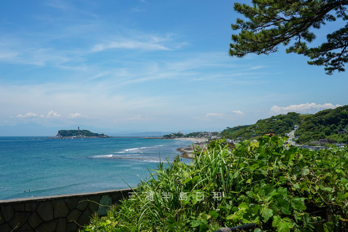 稲村ケ崎公園（鎌倉海浜公園稲村ガ崎地区）・展望広場より江の島方面を望む（撮影日：2024.06.08）