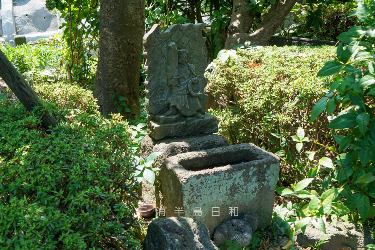 豊川稲荷横須賀別院 徳寿院・不動明王の石像（撮影日：2024.08.09）