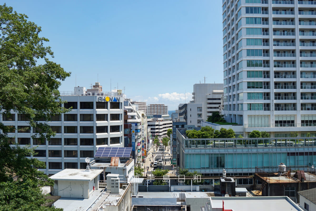 豊川稲荷横須賀別院 徳寿院・境内から下町の商店街を望む（撮影日：2024.08.09）