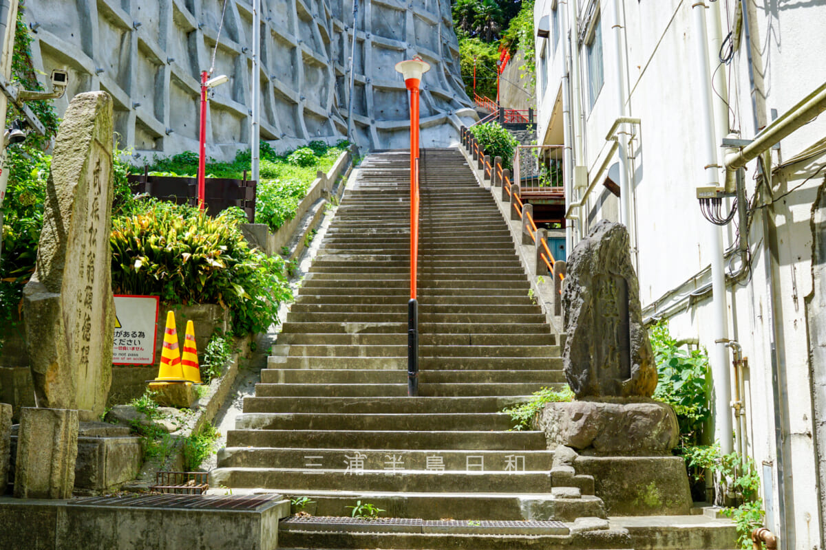 豊川稲荷横須賀別院 徳寿院・参道を三笠ビル側から見上げる（撮影日：2024.08.09）