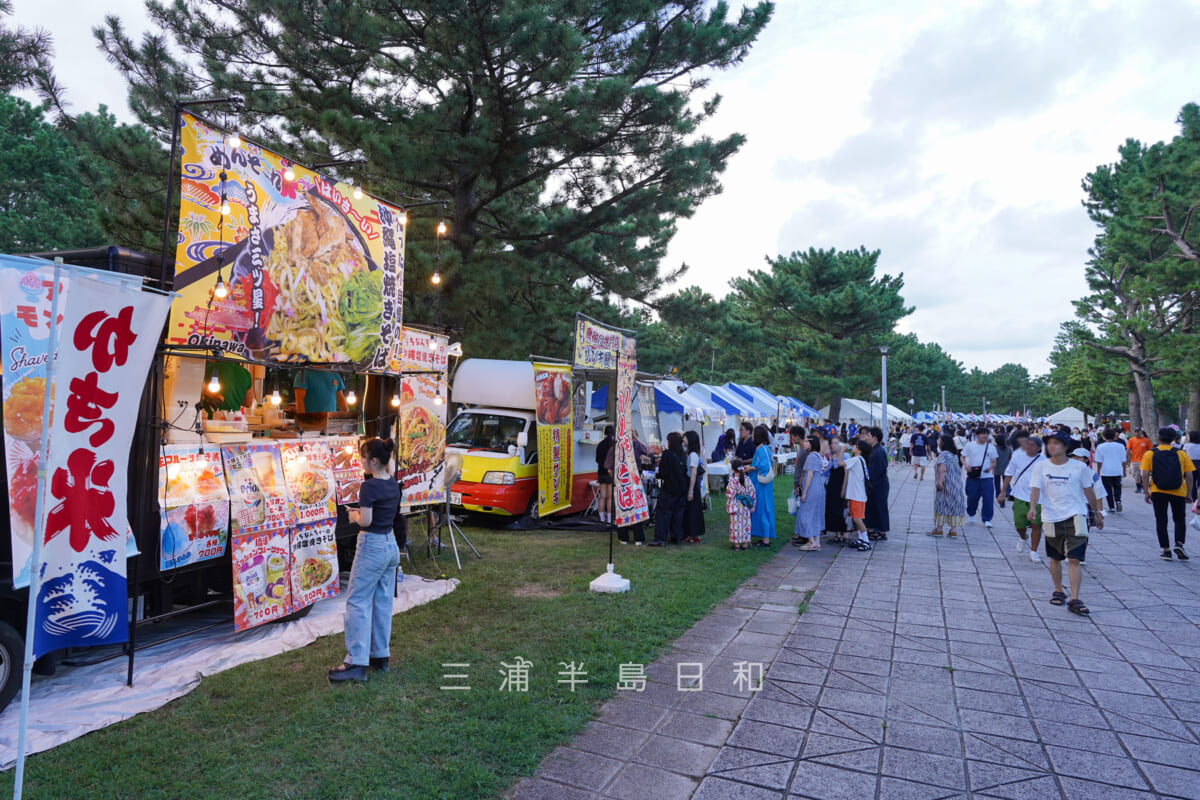 金沢まつり花火大会・海の公園に出店するキッチンカーと屋台（撮影日：2024.08.24）