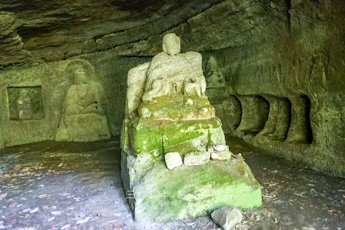 瓜ヶ谷やぐら群・地蔵やぐら内部に安置されている仏像（撮影日：2024.06.14）