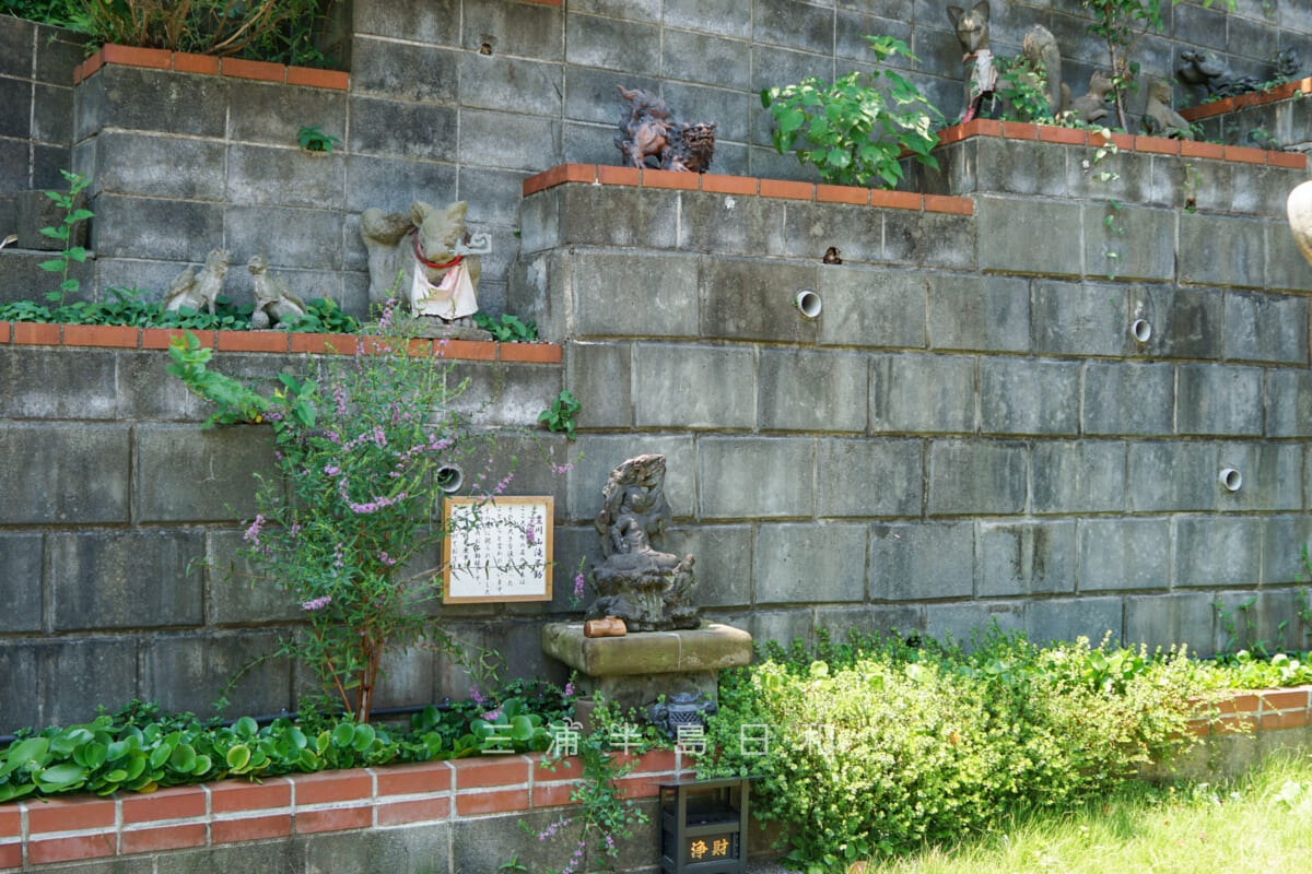 豊川稲荷横須賀別院 徳寿院・豊川山滝不動と崖下に並ぶ狐像（撮影日：2024.08.09）