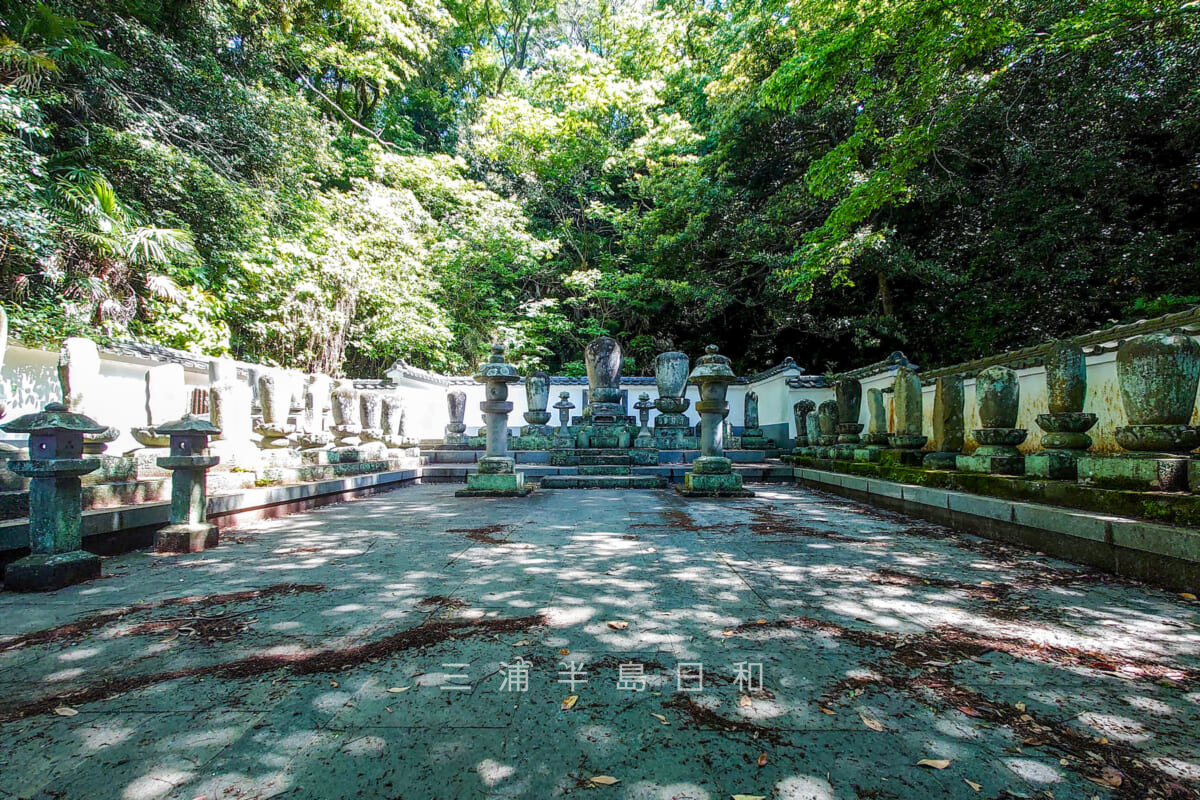 良忠上人の墓および光明寺歴代住職の墓（撮影日：2023.05.02）