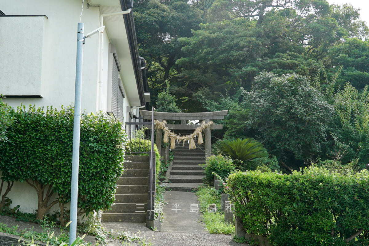 長井熊野神社・境内北側の鳥居（撮影日：2024.08.22）