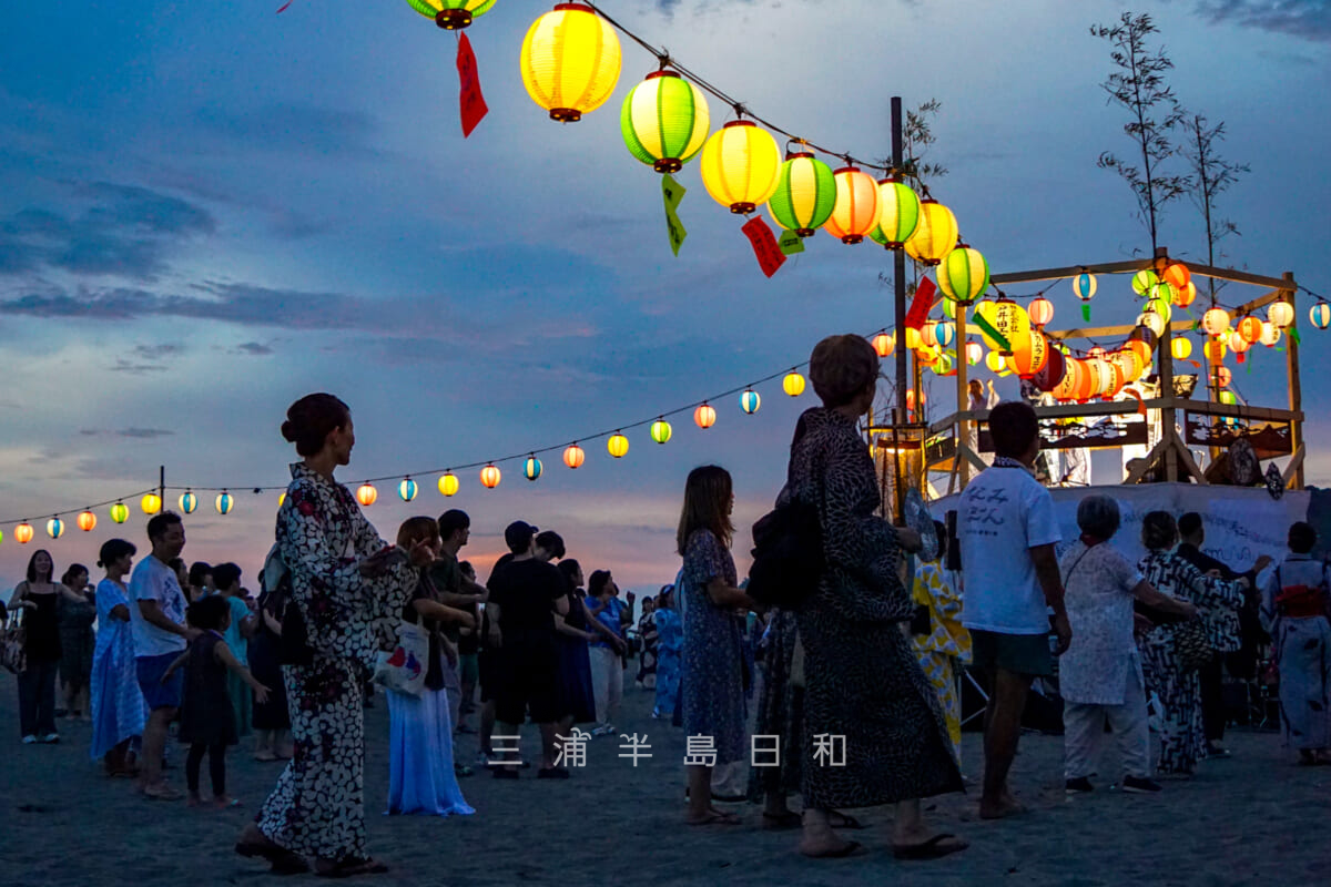 鎌倉 浜の盆踊り大会・軽やかなステップで踊る人々（撮影日：2024.07.27）