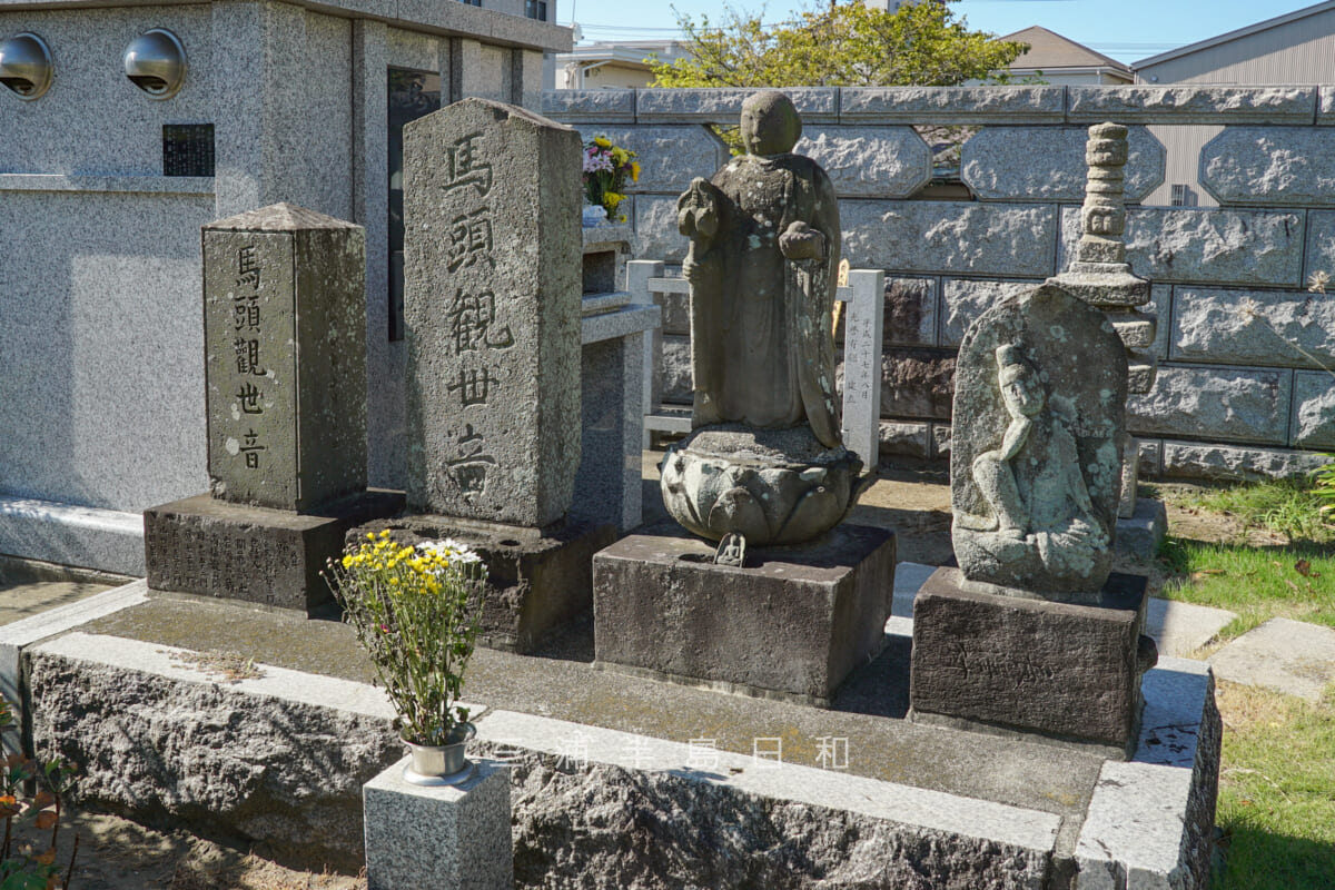 法蔵院・山門近くの馬頭観音などの石塔（撮影日：2024.09.26）