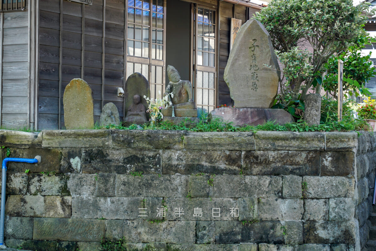 小坪須賀神社（天王社）・境内前に並ぶ石仏（撮影日：2024.09.06）