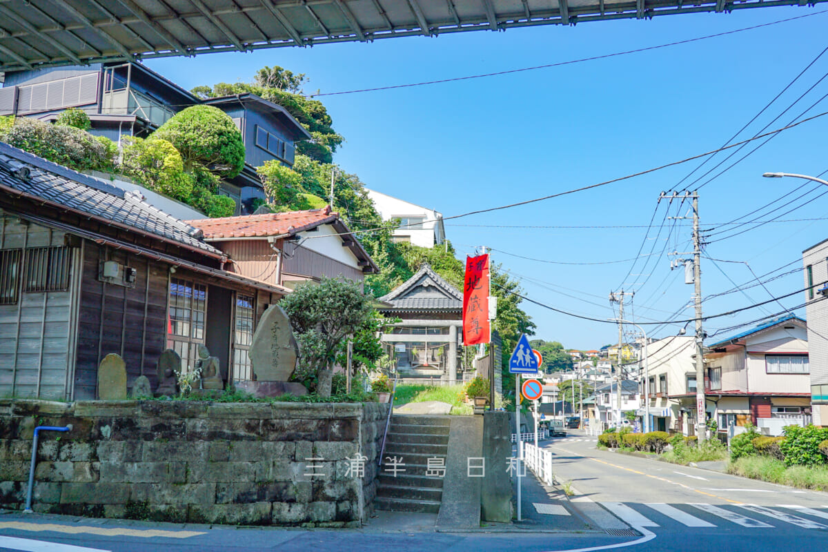 小坪須賀神社（天王社）・国道134号橋桁下より望む（撮影日：2024.09.06）