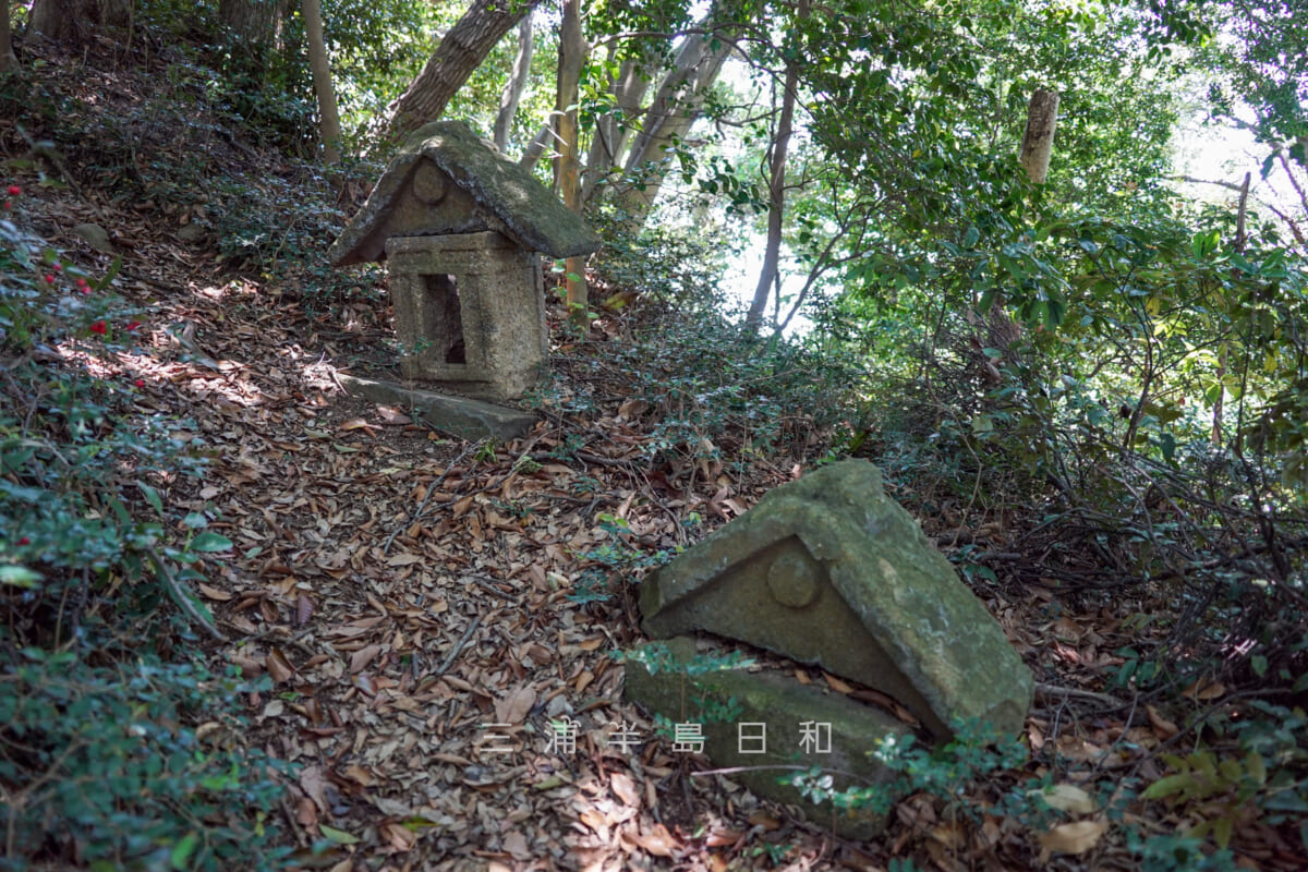 こんぴら山・山頂付近の石祠（撮影日：2021.05.25）