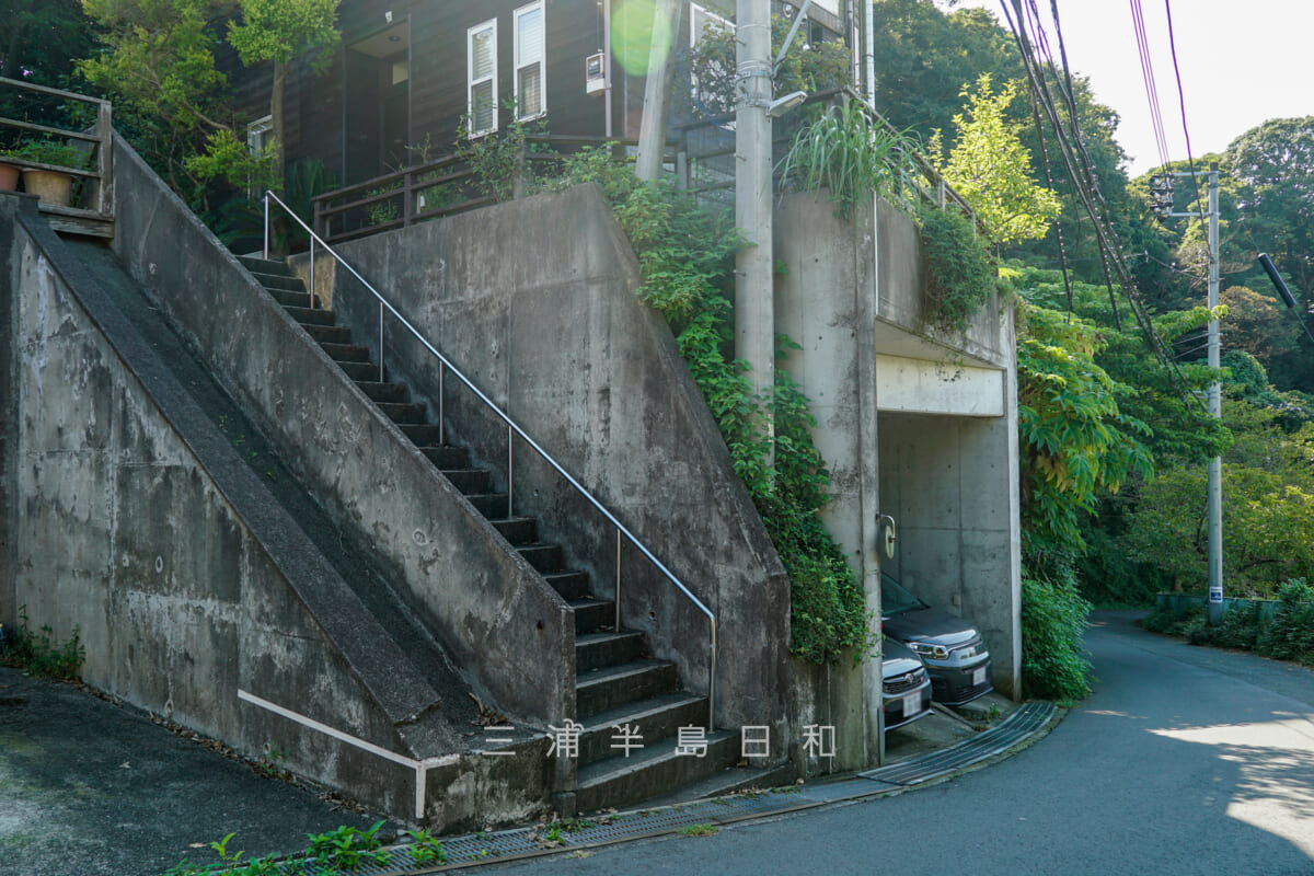 小坪坂（小坪峠）・材木座側の姥ヶ谷方面への入口（階段）前より光明寺方面を見下ろす（撮影日：2024.09.06）