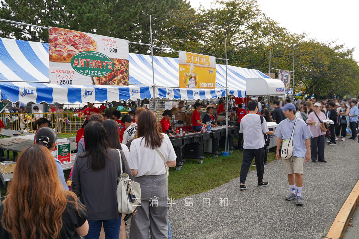 日米親善ヨコスカフレンドシップデー・メインストリートフードコート（Main-Street-Food-Court）近くのアンソニーズ・ピザ（ANTHONY'S-PIZZA）などの屋台（撮影日：2024.10.06）