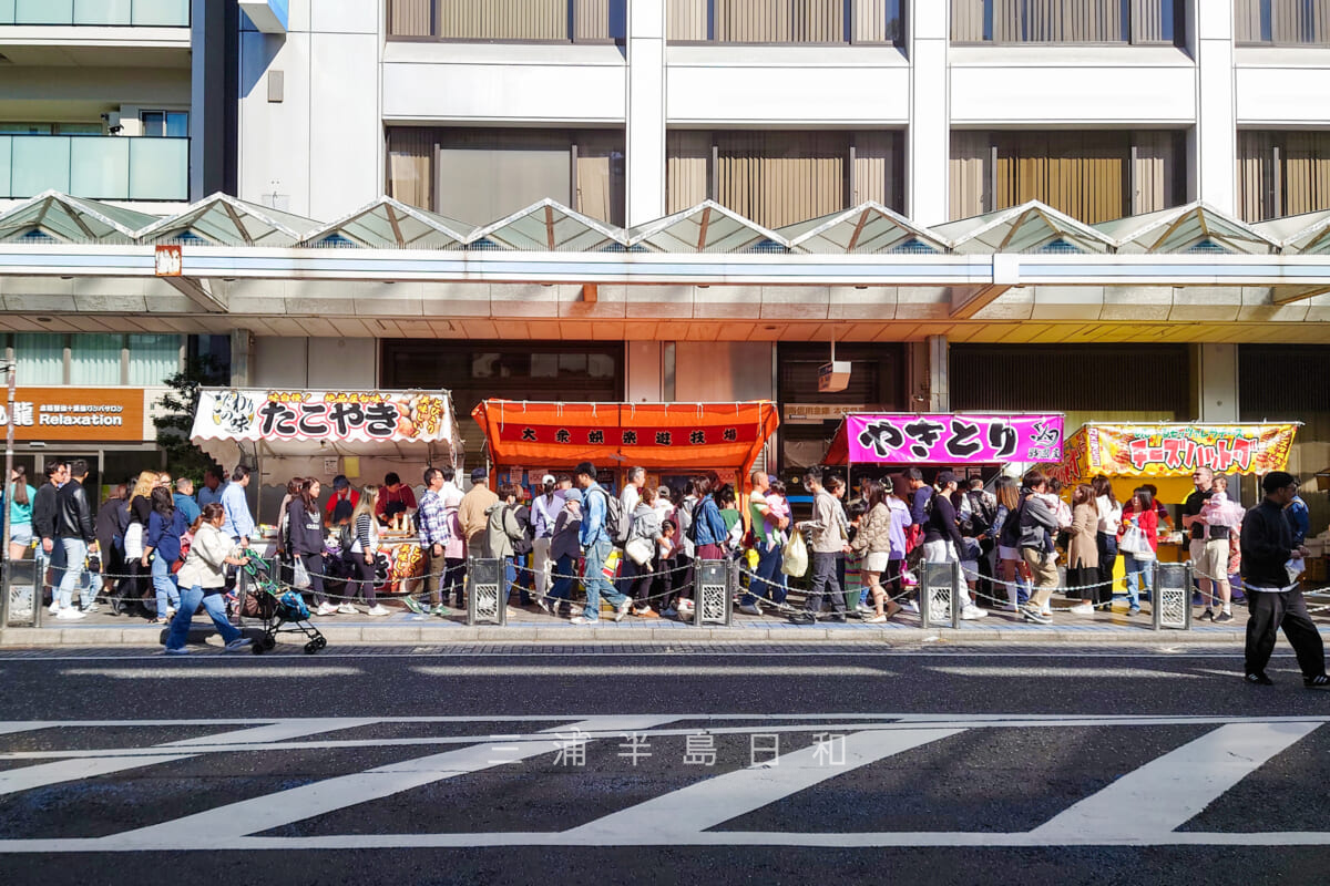 よこすかみこしパレード・横須賀中央大通りに出店する屋台（撮影日：2023.10.29）