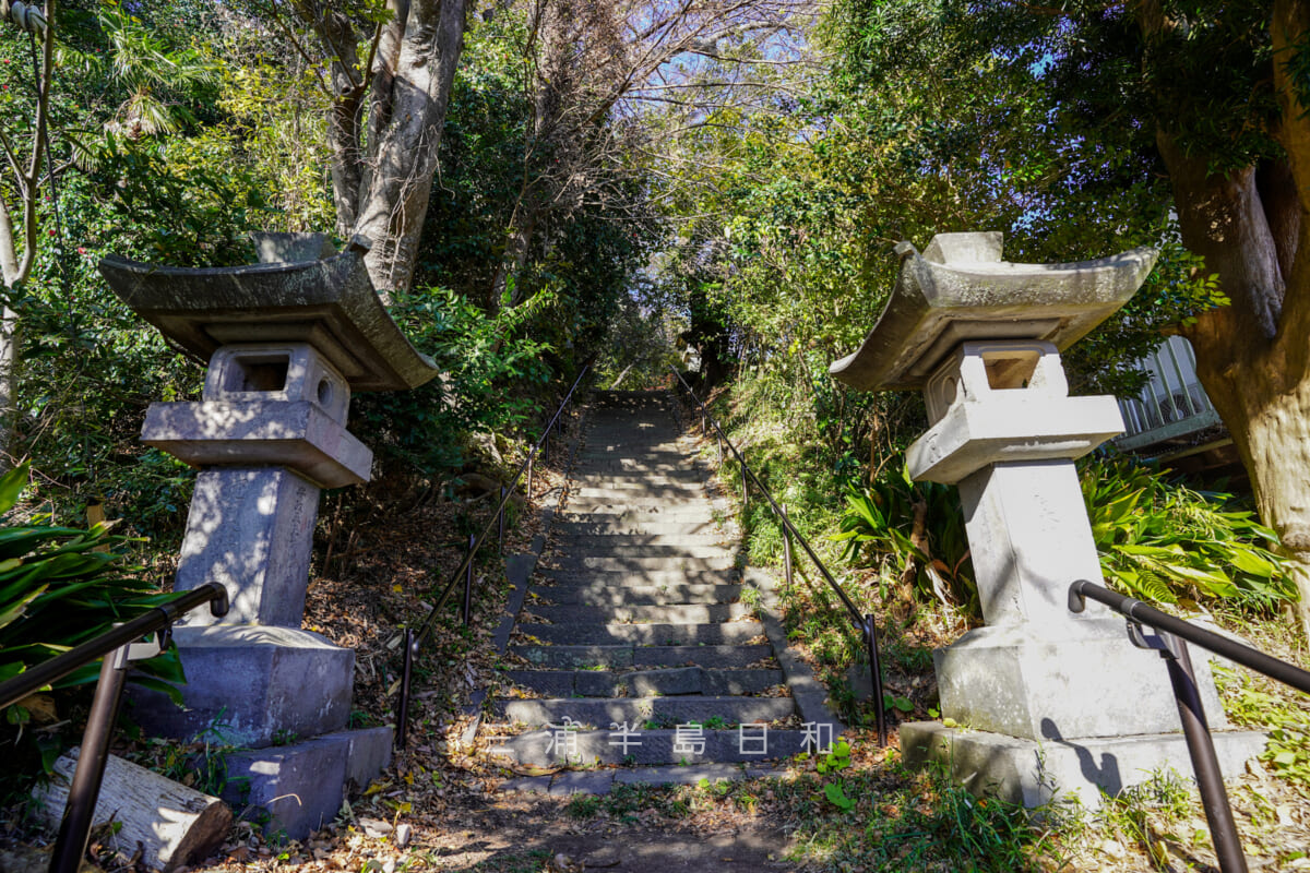 大江広元の墓・毛利季光の墓・島津忠久の墓の入口に建つ毛利家の灯籠（撮影日：2021.12.03）