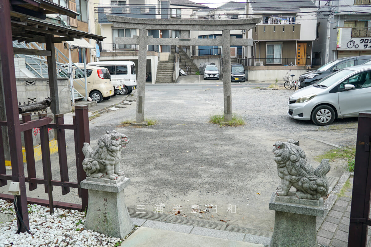 公郷神社・社殿の前より鳥居方面を望む（撮影日：2024.10.17）