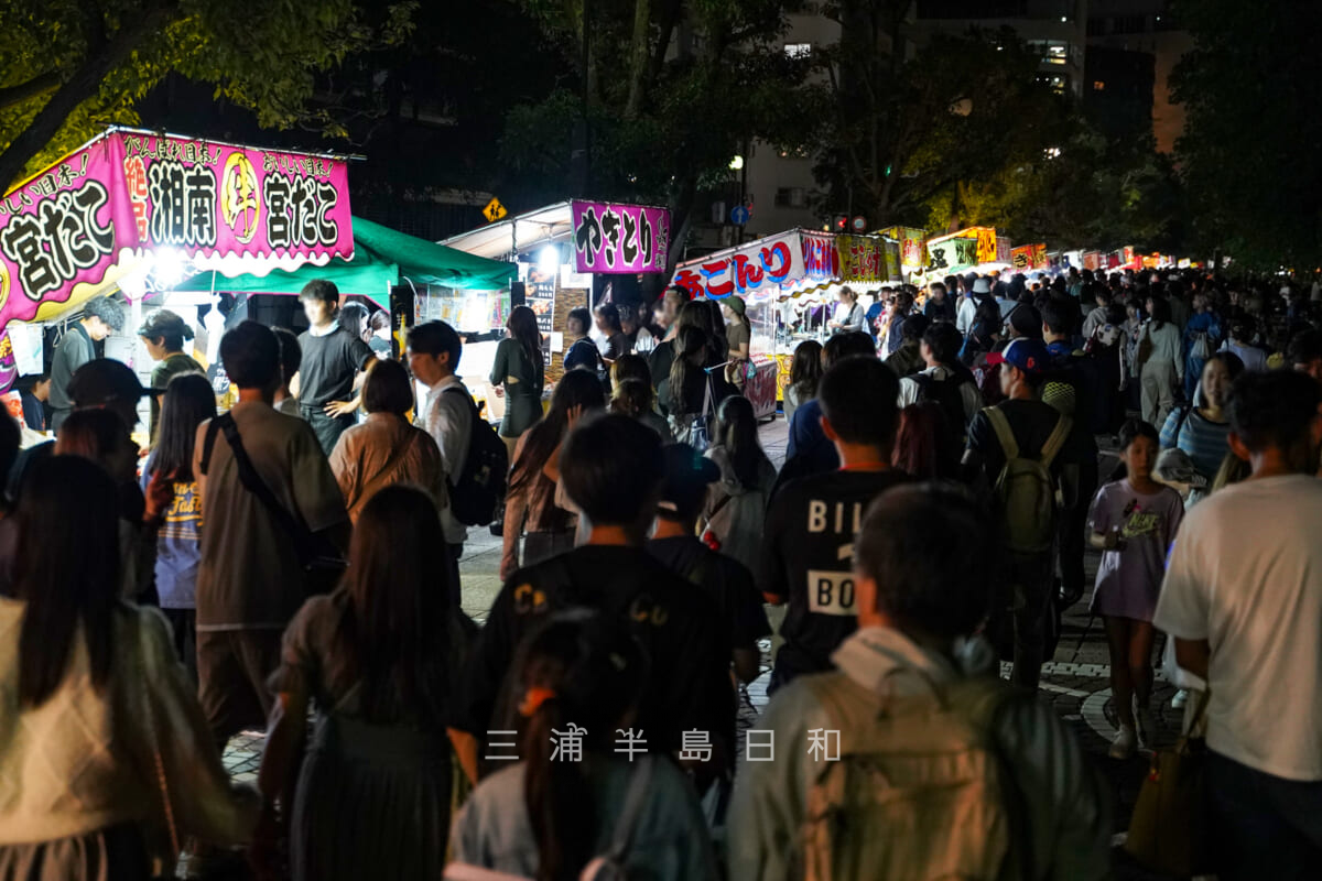 よこすか開国花火大会・三笠公園通りの屋台（夜）（撮影日：2024.10.06）