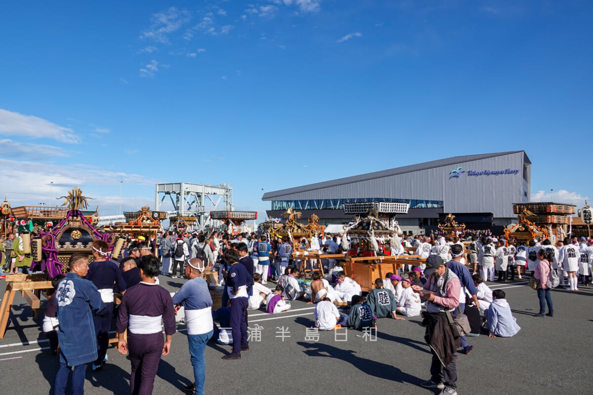 よこすかみこしパレード・式典会場の東京九州フェリーターミナル駐車場に集結した御神輿と山車（撮影日：2023.10.29）