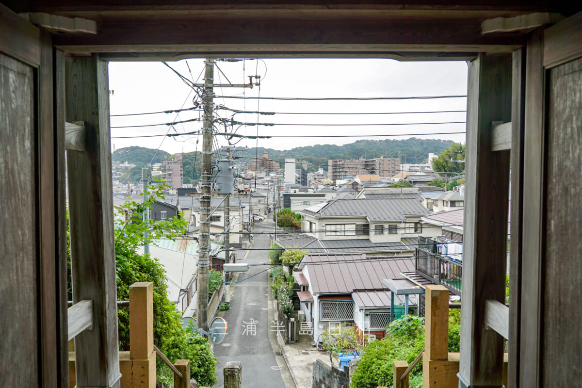 曹源寺・山門より公郷町の街並みを望む（撮影日：2024.10.17）