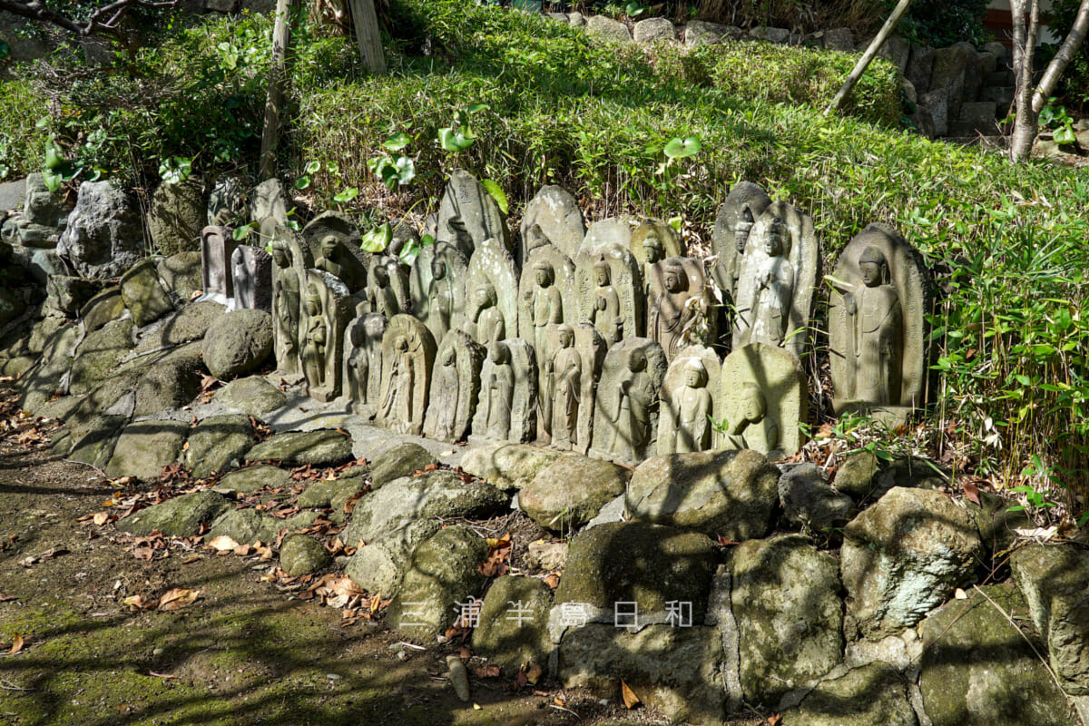 西来寺・山門横の石仏群（撮影日：2024.10.31）