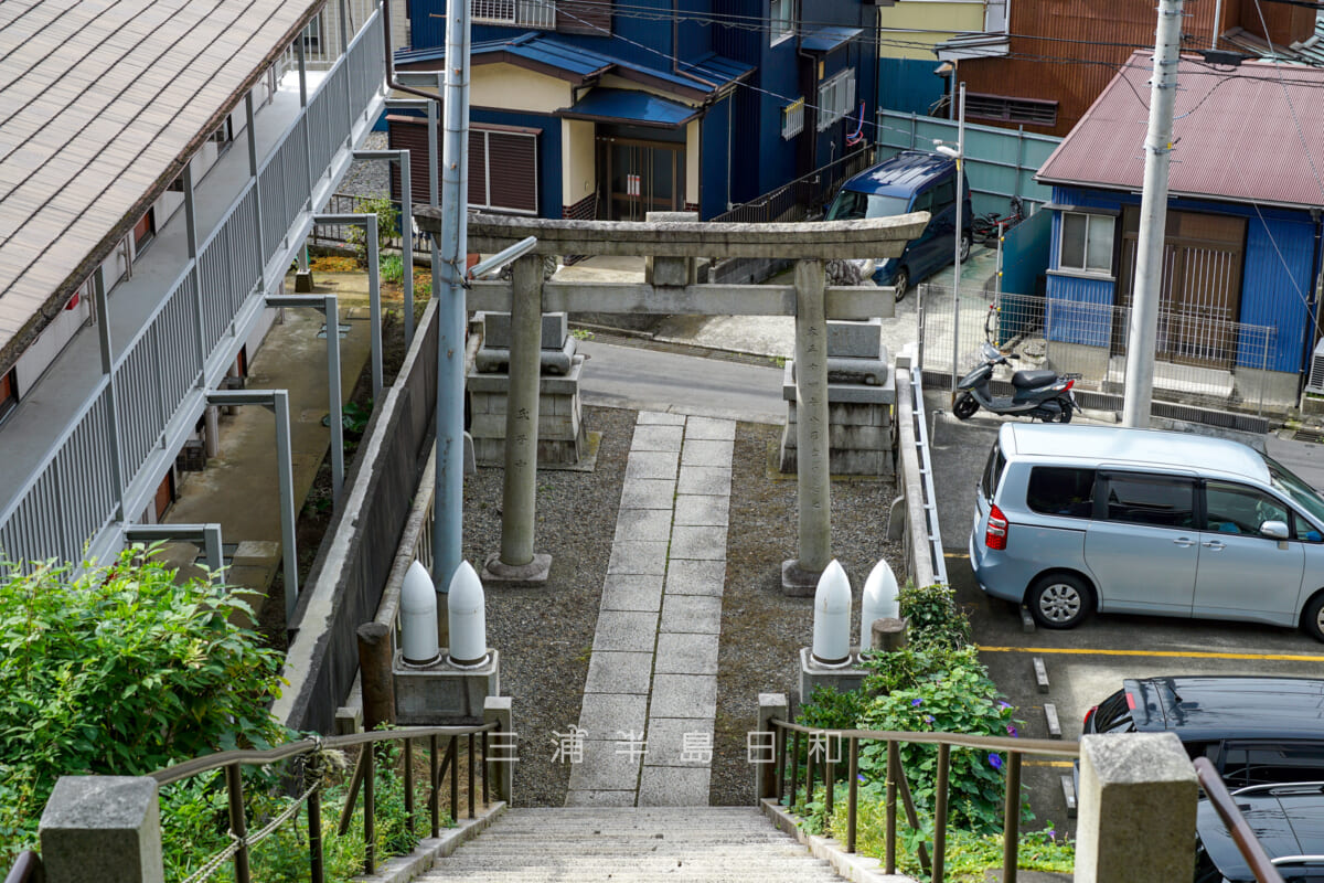 佐野八幡神社・住宅に囲まれた鳥居周辺（撮影日：2024.10.31）