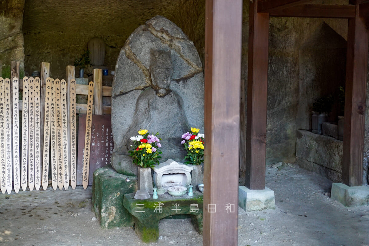 神武寺みろくやぐら・石造弥勒菩薩坐像（撮影日：2024.11.22）