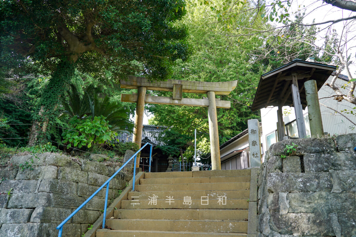 御嶽神社（不入斗）・境内前より見上げる（撮影日：2024.10.31）