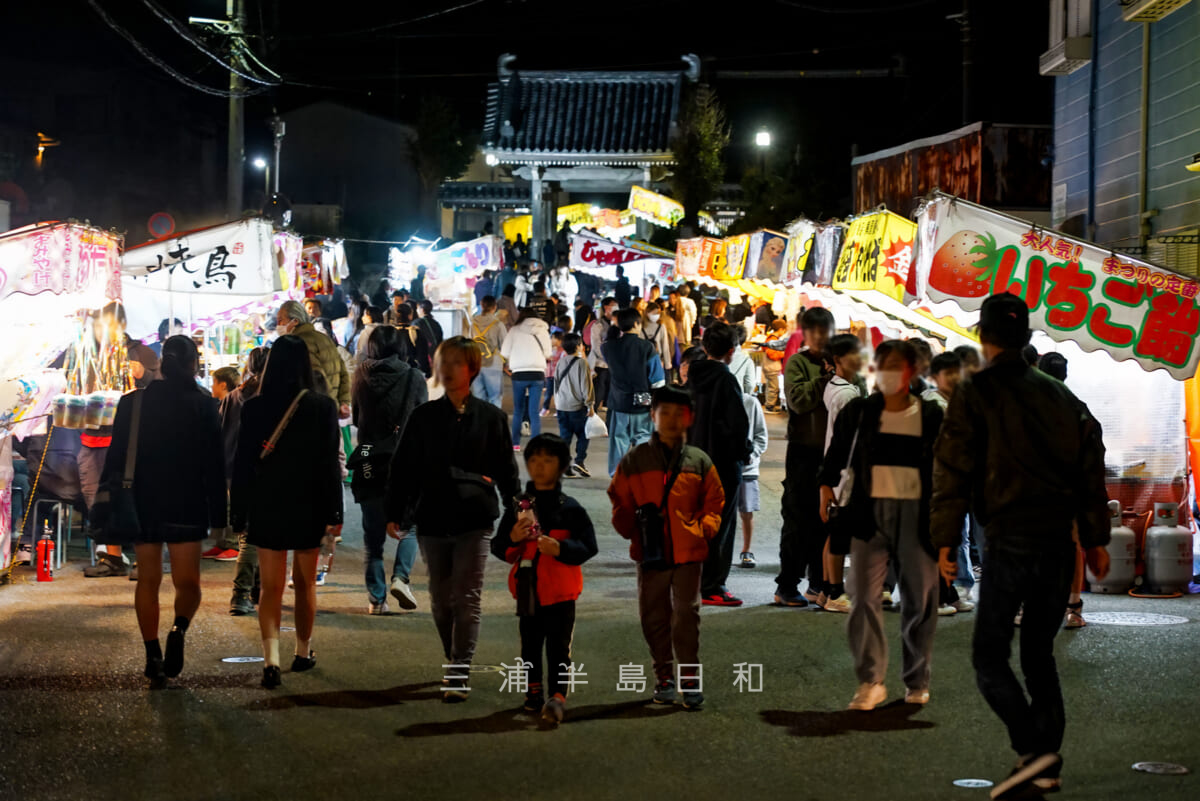 法蔵院・十夜法要-参道に並ぶ屋台（撮影日：2024.11.08）